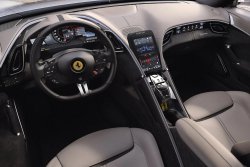 Ferrari Roma Coupe (2021) interior - Produccíon de plantillas para proteger carrocería y habitáculo de un coche con antigrava cubierta protectora. Plantillas para el corte en ploteador. Protección de elementos brillantes de habitáculo, pantallas, plástico.