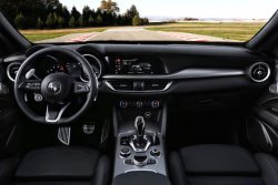 Alfa Romeo Stelvio (2019) - Produccíon de plantillas para proteger carrocería y habitáculo de un coche con antigrava cubierta protectora. Plantillas para el corte en ploteador. Protección de elementos brillantes de habitáculo, pantallas, plástico.