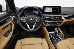 BMW 5-series (2020) interior - Produccíon de plantillas para proteger carrocería y habitáculo de un coche con antigrava cubierta protectora. Plantillas para el corte en ploteador. Protección de elementos brillantes de habitáculo, pantallas, plástico.